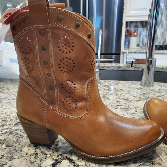 Distressed Dingo Boots - Picture 7 of 10